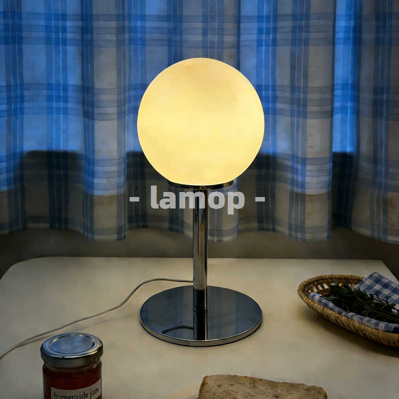 Decor Lighting Lamps - Milchweiße, massive Globus-Tischlampe mit dünnem Chromständer,